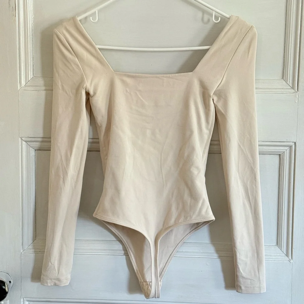 Aritzia Babaton Contour Longsleeve Bodysuit in Light Denude, Size XS - Picture 3 of 6